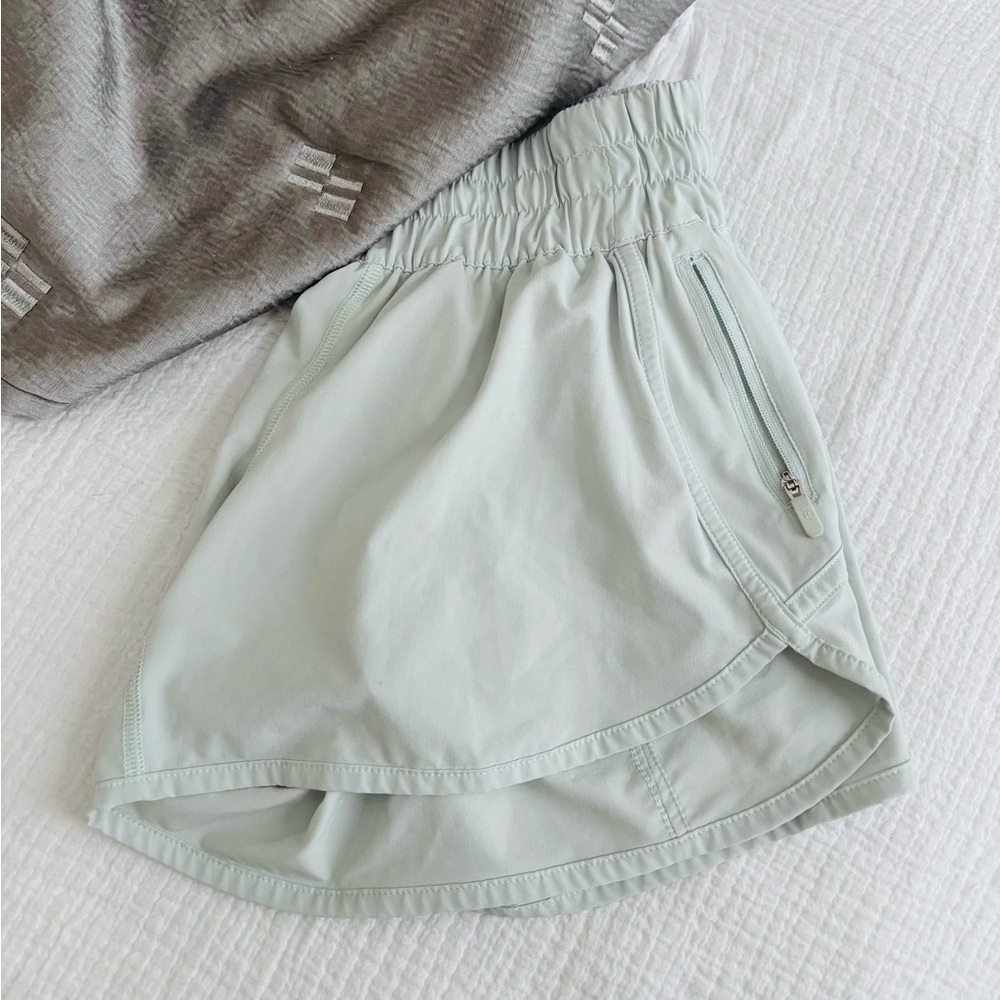 Lululemon Hotty Hot 4" Shorts in Ice Blue Size 4